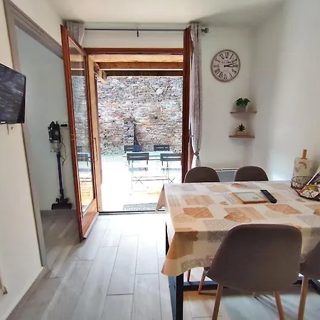Apartment Le Reflet Des Montagnes, Studio, Centre Luchon, 4 Personnes