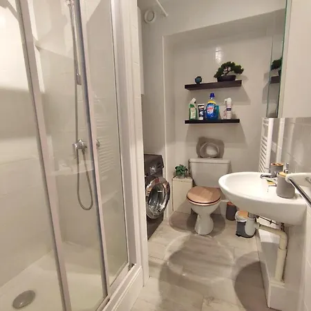 Apartment Le Reflet Des Montagnes, Studio, Centre Luchon, 4 Personnes